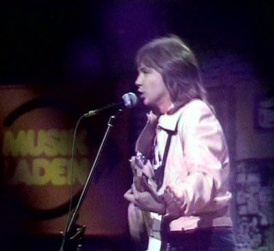 David singing Rock Me Baby on Glam Rock DVD.