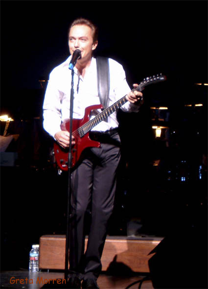 David sings with Guitar