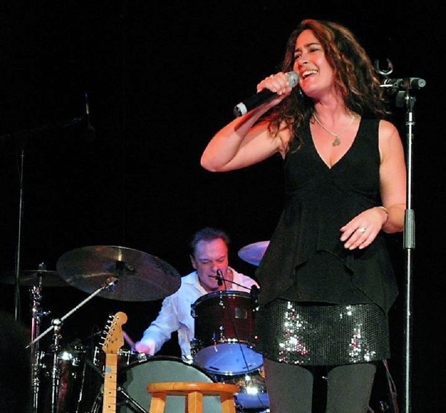 Teri Coté at the mic, David Cassidy on drums.