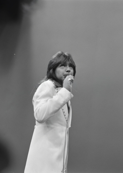 David sings If I Didn't Care