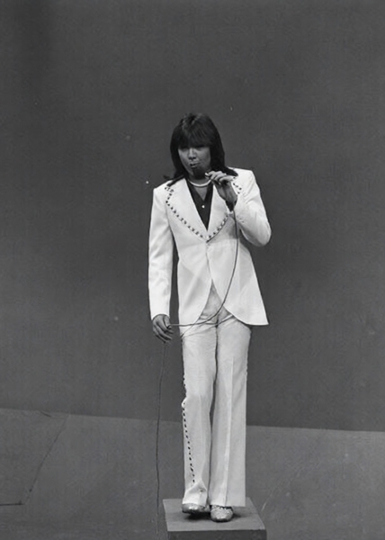 David sings If I Didn't Care