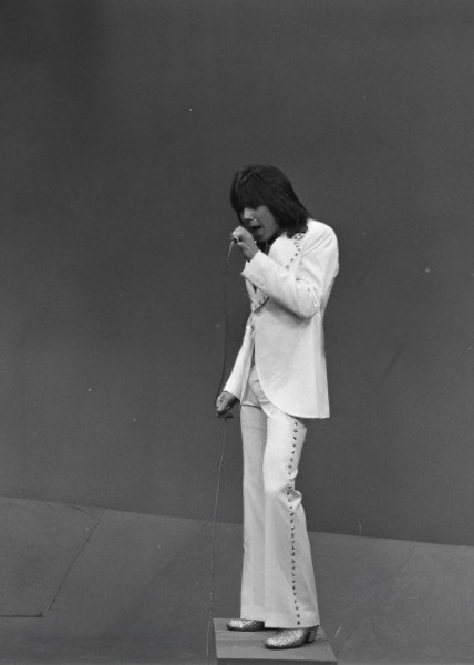 David sings If I Didn't Care